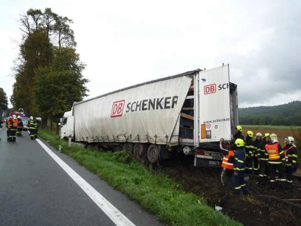 Nehoda kamionu u Sedmihorek. Foto: HZSLK