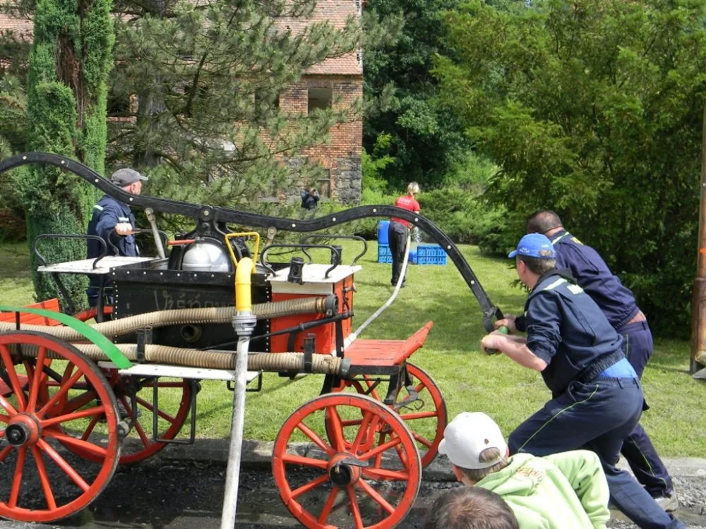 V jednom z minulých ročníků musely týmy pumpovat vodu z historické cisterny. Foto: Jiří Langer