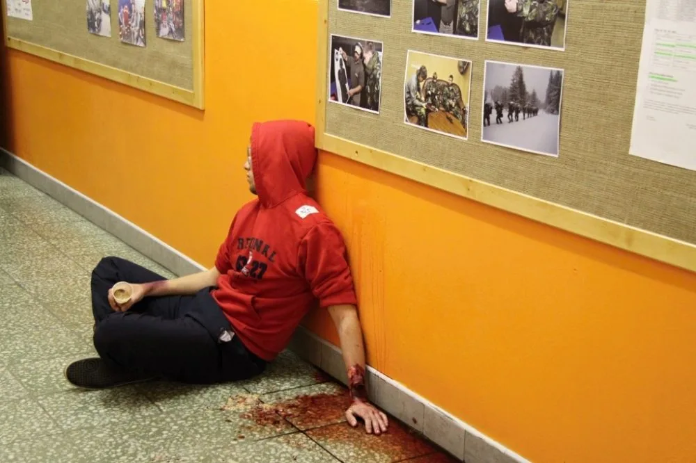 Postřelený student na chodbě školy. Foto: HZS LK