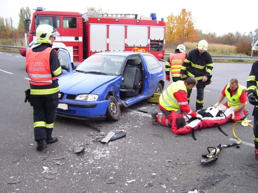 Srážku dvou aut odnesla řidička Seatu. Foto: HZS LK