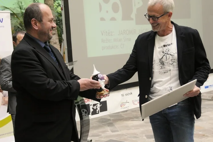 Jiří Rutkovský předává cenu Milanu Šímovi. Foto: MML/Jan Vrabec