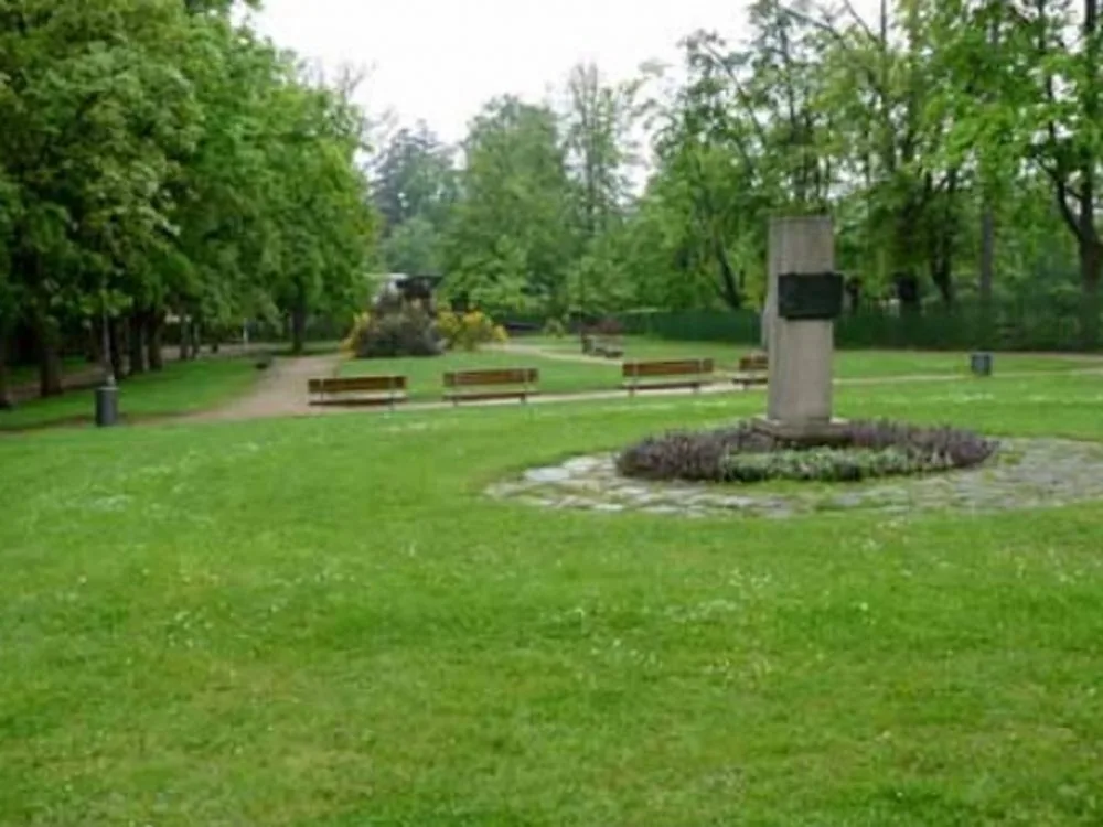 Park Petra Bezruče. V popředí junácký pomník, dílo Jiří Gdovína stálo pár metrů za ní směrem k plotu zoo. Foto: liberec.cz