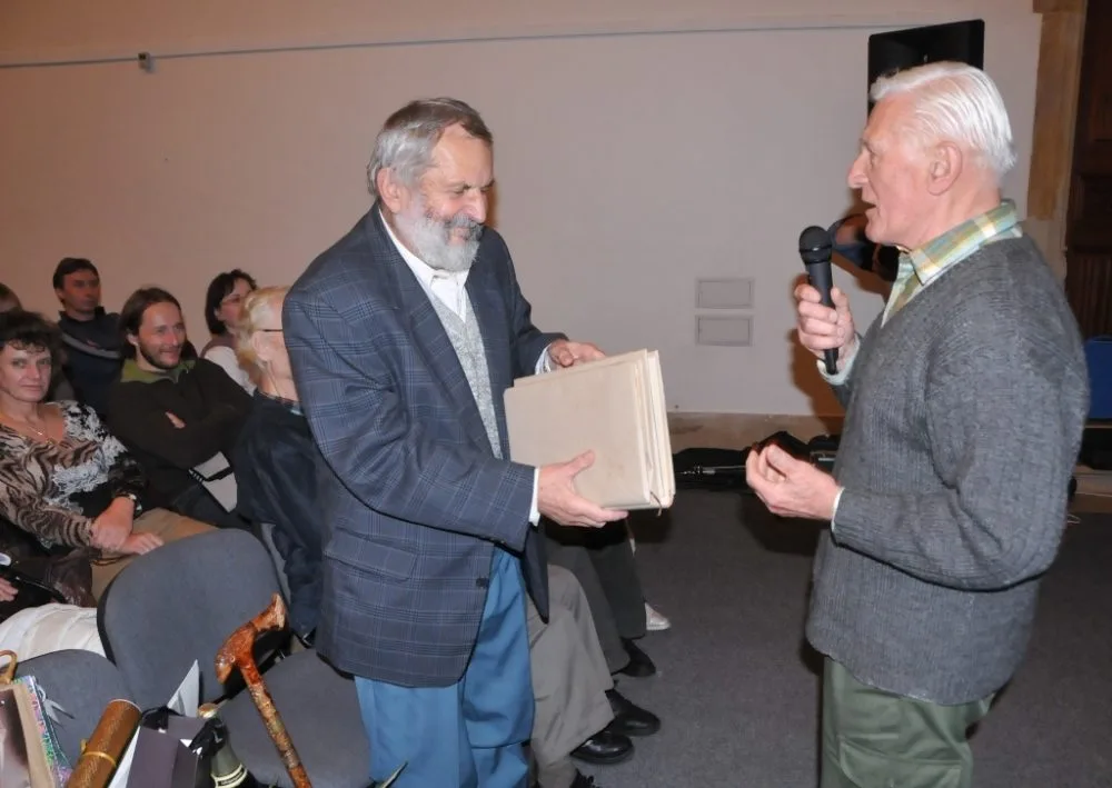 Miloslav Nevrlý dostal knihu s bílými stránkami. Musí ji nejprve naspat. Foto: Jiří Langer