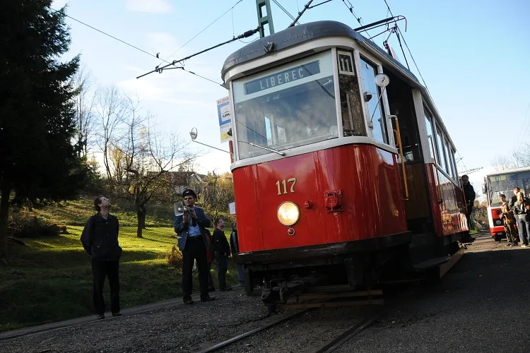 Historická tramvaj vyjela na státní svátek na slavnostní projížďku. Foto: MML/Jan Král