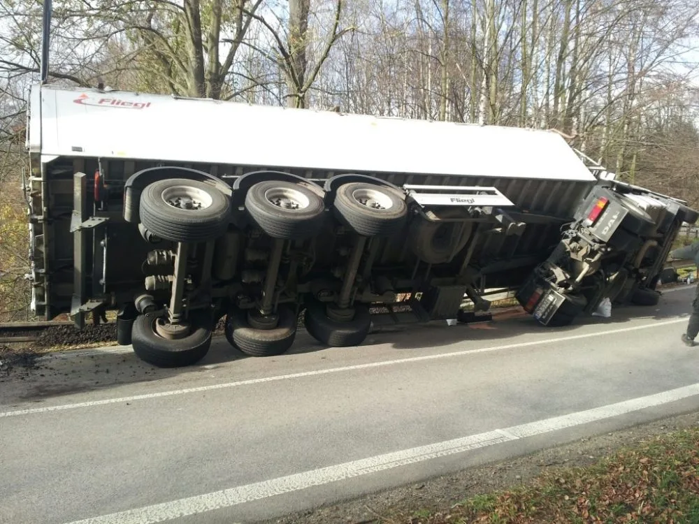 Kamion blokoval silnici více než tři hodiny. Foto: HZSLK
