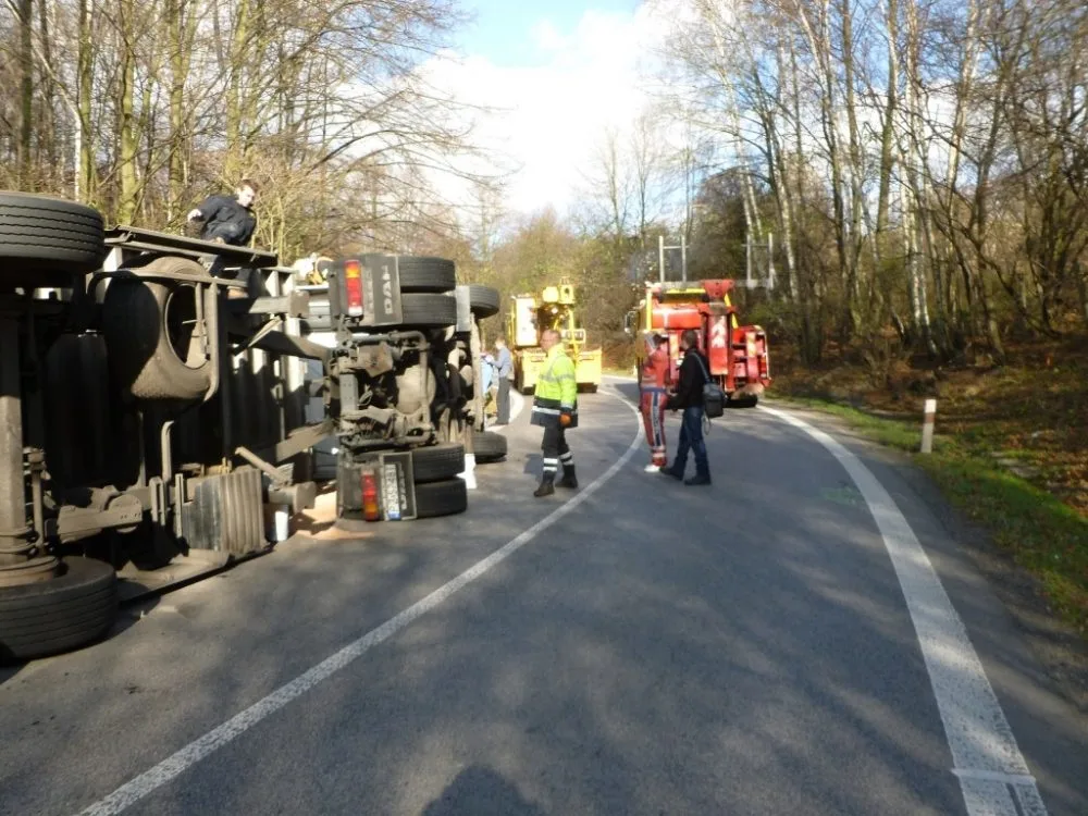 Kamion blokoval silnici více než tři hodiny. Foto: HZSLK