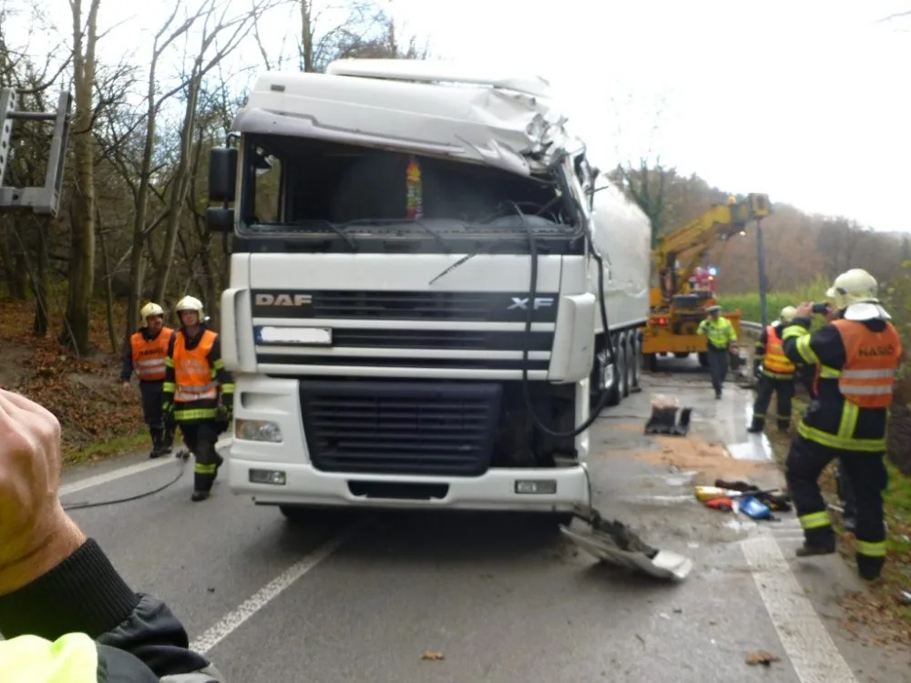Kamion blokoval silnici více než tři hodiny. Foto: HZSLK