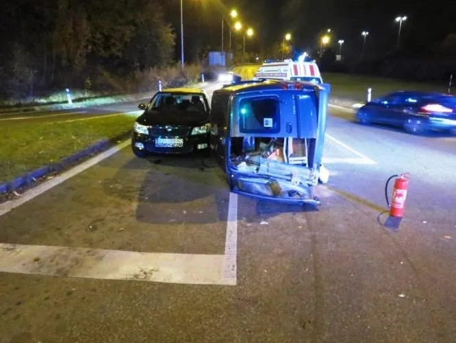 Auto se při nehodě převrátilo na bok. Foto: Policie ČR