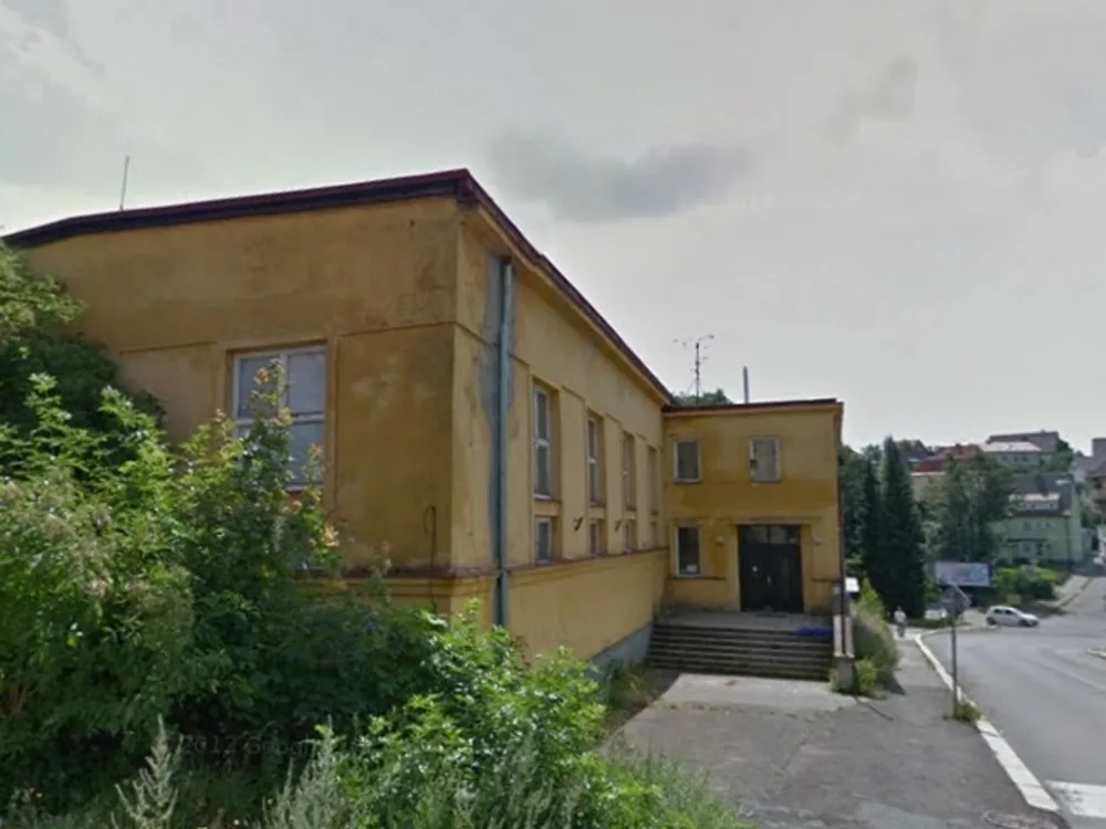 Tělocvična na rohu náměstí. Foto: google.cz