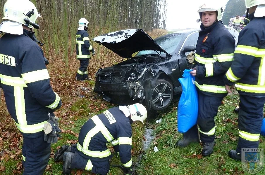 Bavorák skončil po nárazu do betonové zábrany v příkopu. Foto: Hasiči Hrádek nad Nisou