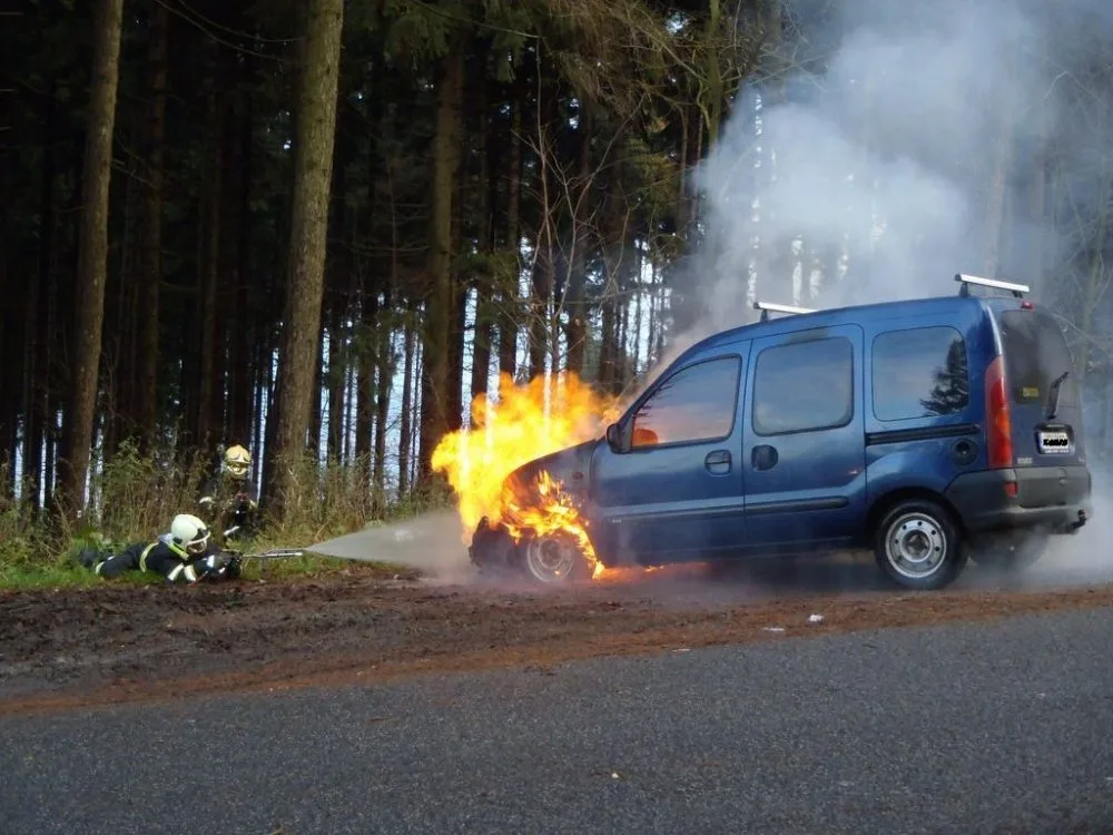 Renault Kangoo téměř lehl popelem. Foto: HZSLK/Radek Poloprutský