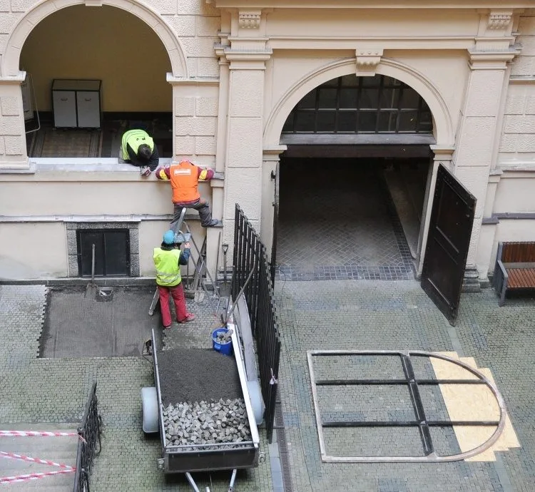 Výstavba plošiny na radnici. Foto: Jan Vrabec