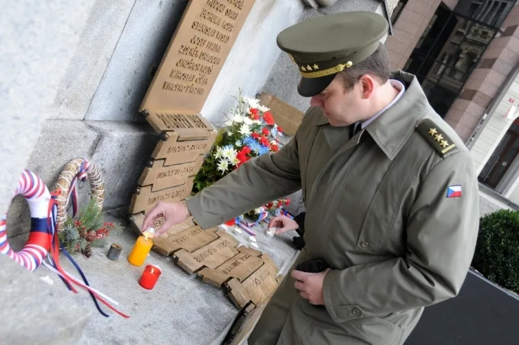 Pietního aktu se zúčastnilo na dvě stovky lidí. Foto: MML/Zuzana Minstrová