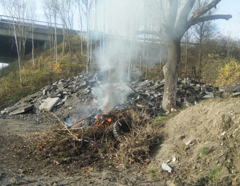 Kouř z hořících pneumatik zahalil rychlostku. Foto: MP Liberec