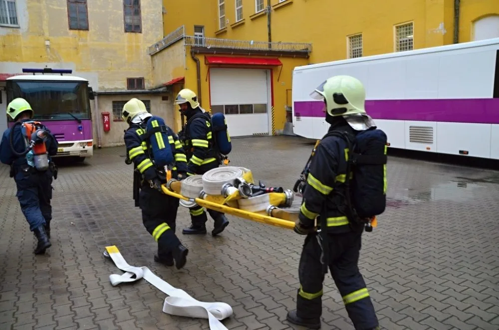 Cvičení v liberecké věznici se zúčastnilo pět hasičských sborů. Foto: Jaromír Mottl, David Kořínek