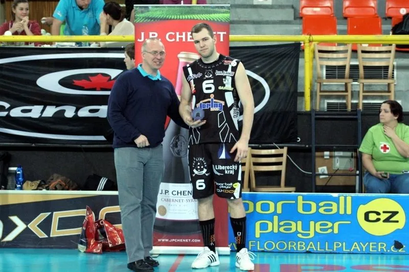 Matěj Klucho (vpravo) přebírající od prezidenta FBC Liberec Františka Příhody upomínku na stý extraligový zápas. Foto: FBC Liberec