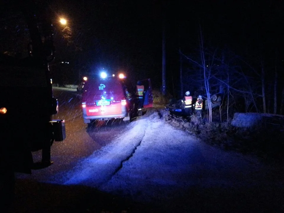 Auto skončilo po nehodě na střeše. Foto: Jiří Dušek