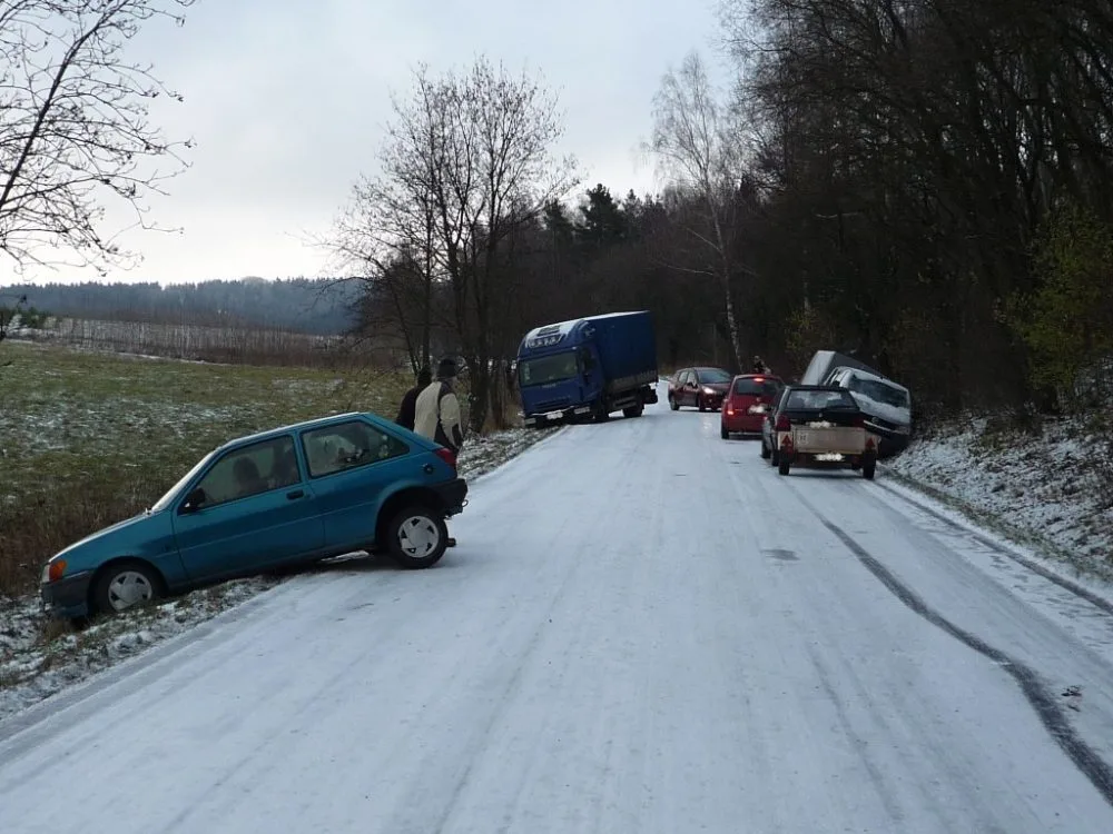 Auta zůstala uvězněna mezi Jenišovicemi a Frýdštejnem. Foto: HZSLK