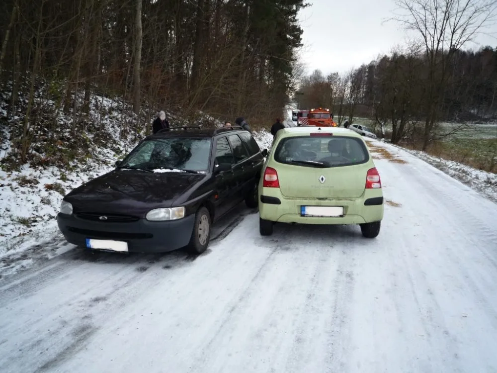 Auta zůstala uvězněna mezi Jenišovicemi a Frýdštejnem. Foto: HZSLK