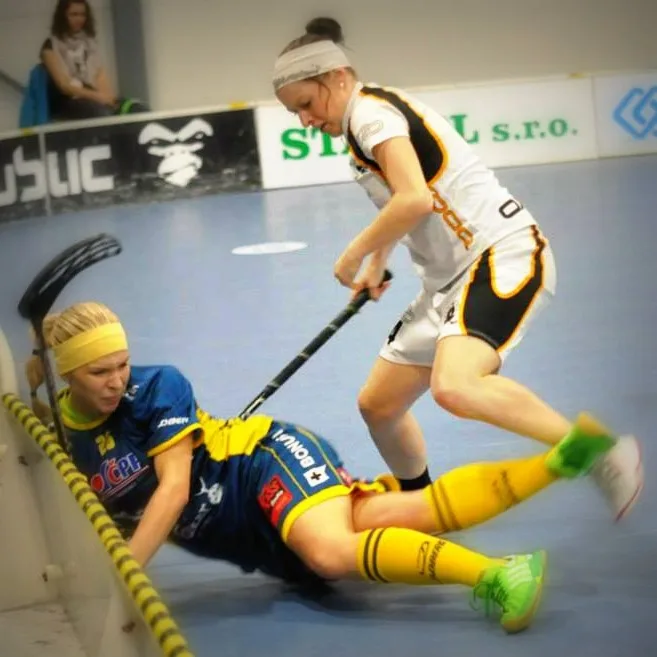 Tvrdě hrající Lochmannová (v bílém) proti hráčce Ostravy. Foto: FBC Ostrava