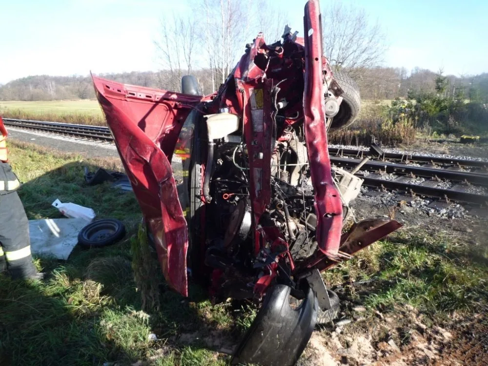 Nehoda ve Višňové. Auto zůstalo na boku. Foto: HZSLK