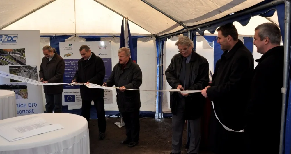 Stříhání pásky na novém nástupišti. Foto: Kraj-lbc.cz