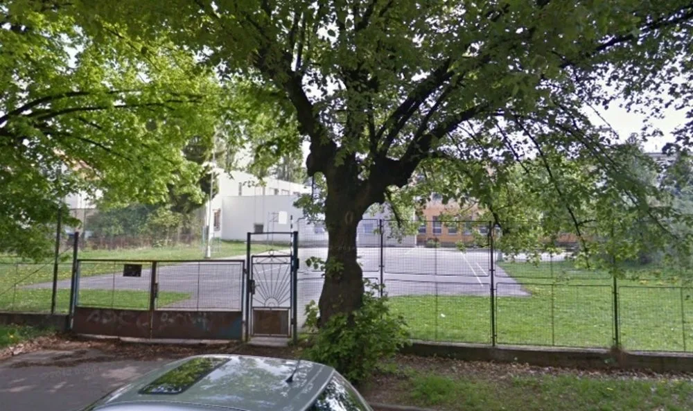 Hřiště na Vrchlického je spíš asfaltový plácek. Foto: google maps
