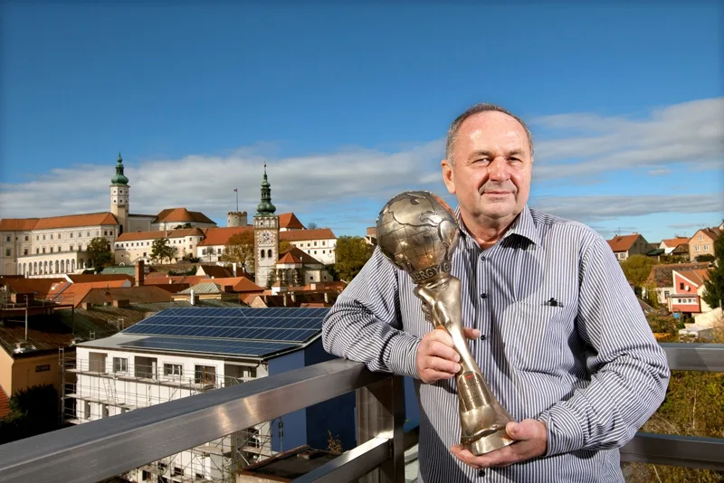 Jiří Marian s cenou pro vítěze E.ON Energy Globe Award ČR 2013
