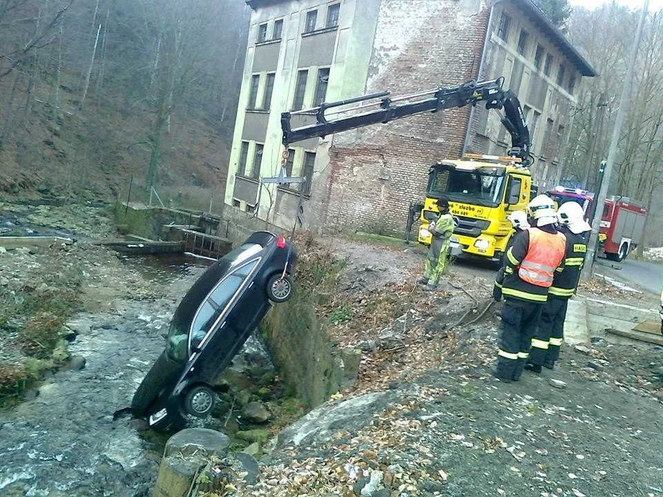 Odtahová služba musela auto z řeky vytáhnout. Foto: Odtahová služba František Říha Liberec