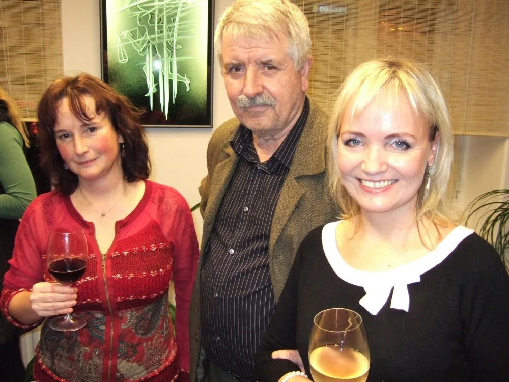 Slavnostní otevření Klubu Kairos v lednu 2013. Majitelky Iva Šolcová (zleva) a Lenka Markovičová s ak. sochařem Ivanem Kolmanem, který vytvořil pro Kairos unikátní skleněný obraz.