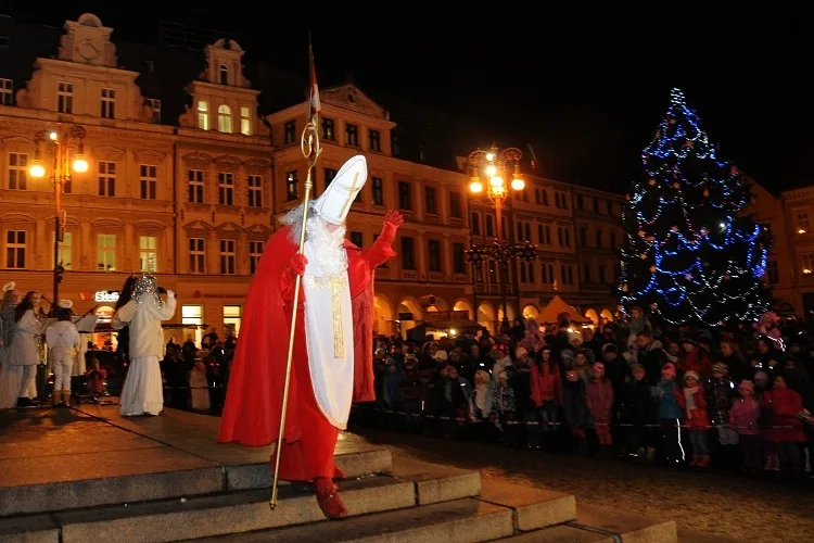 Je v Liberci víc čertů nebo andělů? Před radnicí to bylo nerozhodně