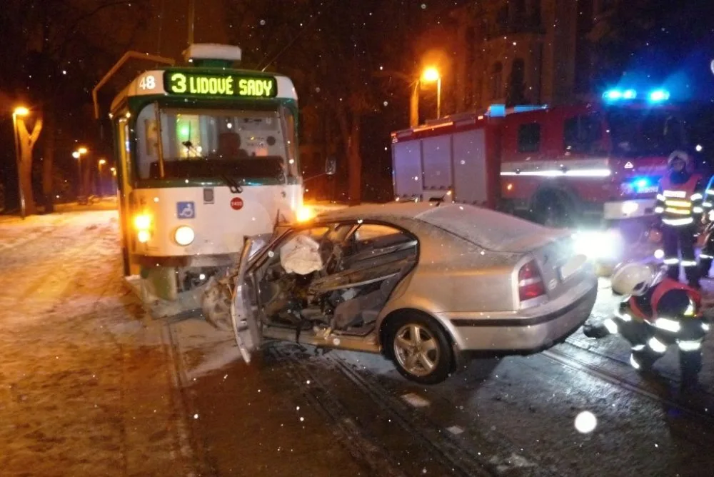 Octavie zůstala po nárazu napasovaná v tramvaji. Foto: HZSLK