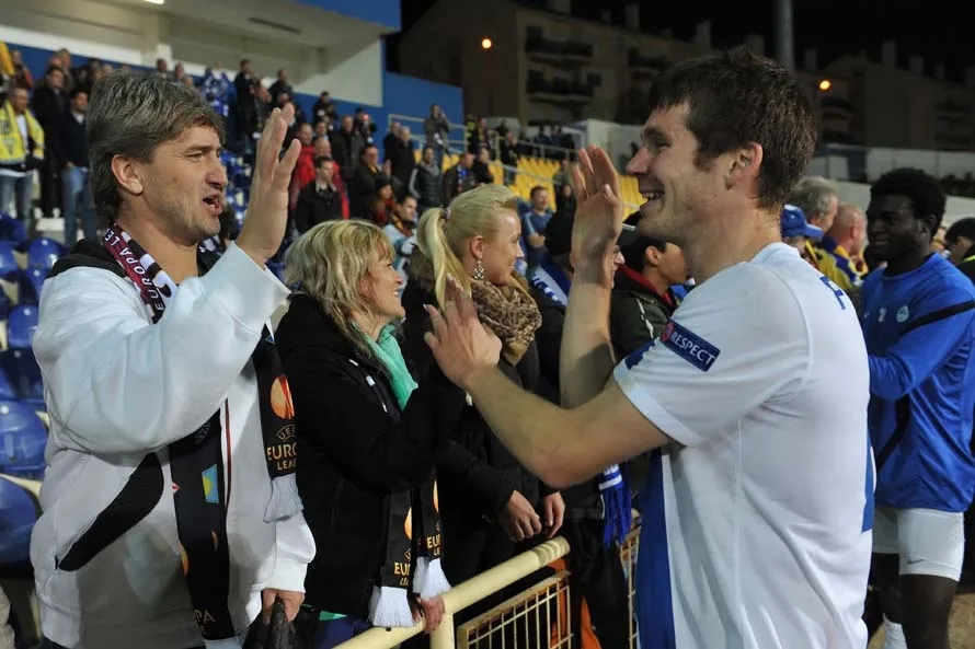 Jiří Pimpara se raduje s fanoušky. Foto: Jaroslav Appeltauer