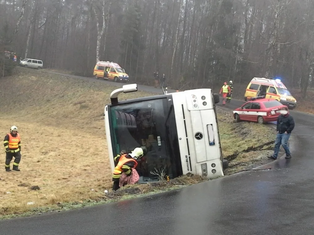 Autobus se v "esíčku" převrátil na bok. Foto: HZSLK