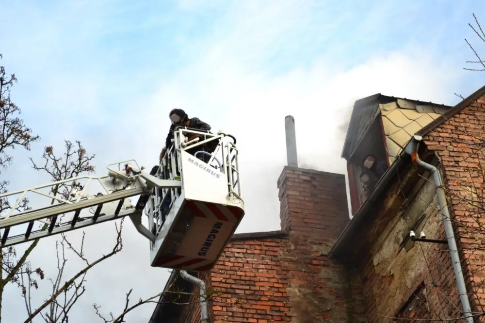 Hasiči zachránili šest osob. Foto: HZSLK/Radek Poloprutský