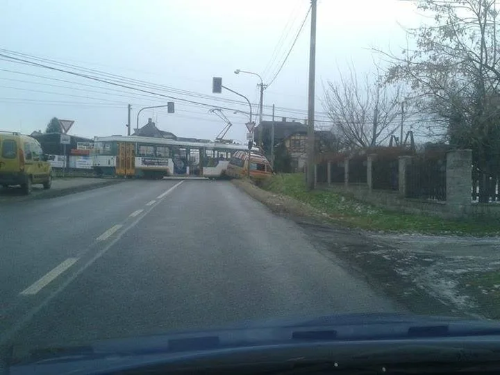 Sanitka skončila v příkopě. Foto: Michal Crash