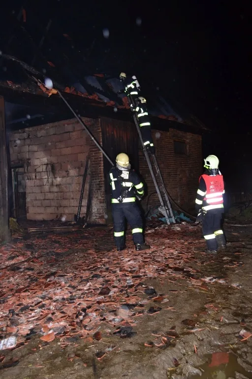 Hasiči zachránili před uhořením ustájené koně. Foto: HZSLK