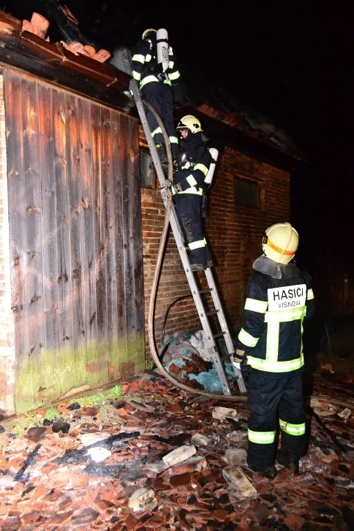 Hasiči zachránili před uhořením ustájené koně. Foto: HZSLK