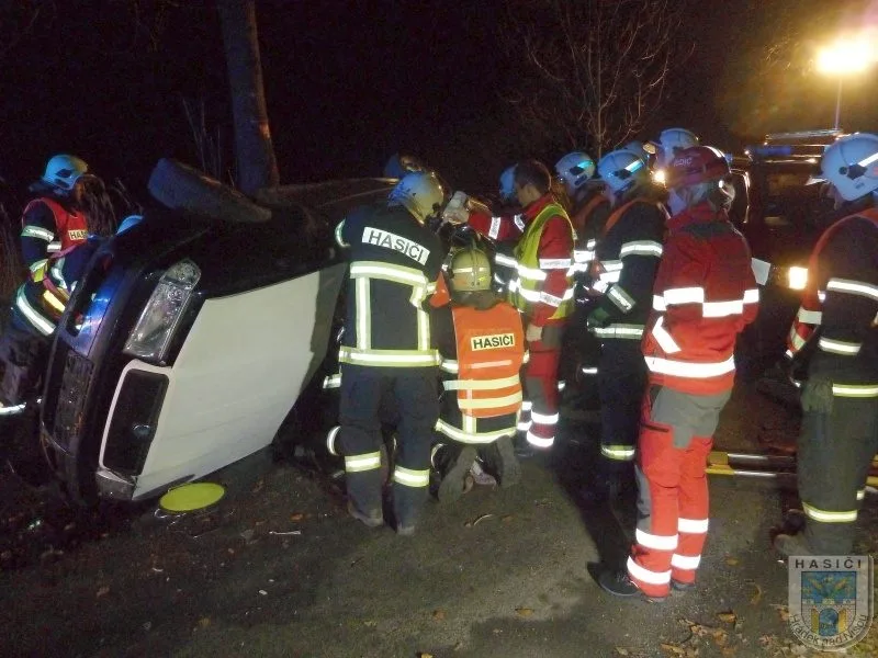 Zdemolované auto po nehodě. Foto: SDH Hrádek nad Nisou