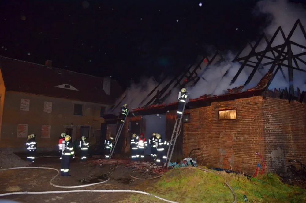 Hasiči zachránili před uhořením ustájené koně. Foto: HZSLK