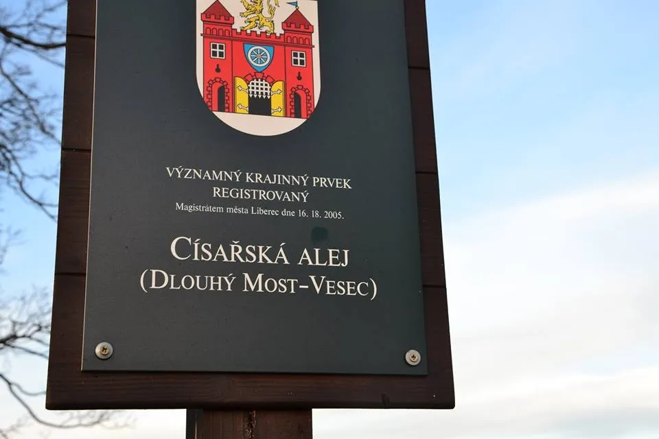 „Při dnešní procházce Císařskou alejí, kde se natáčela Pyšná princezna, jsem s údivem zjistil, že rok má i osmnáctý měsíc. Jenom nevím, jak se jmenuje,“ posteskl si autor snímku.