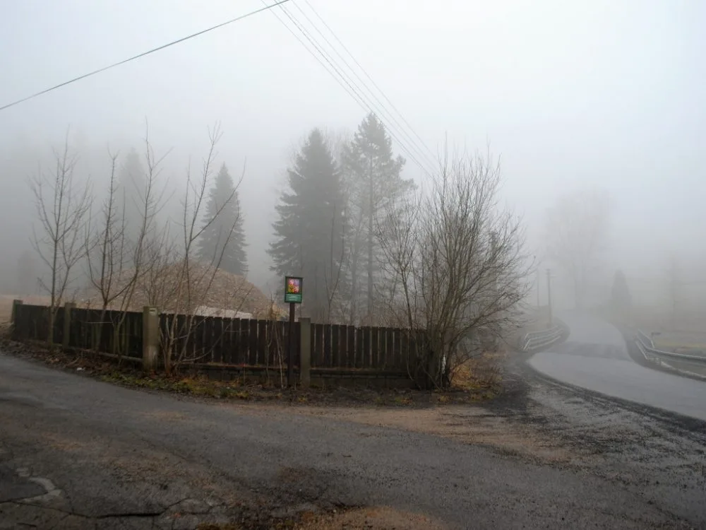 Naproti rudolfovské elektrárně stával opuštěný penzion. Už nestojí.