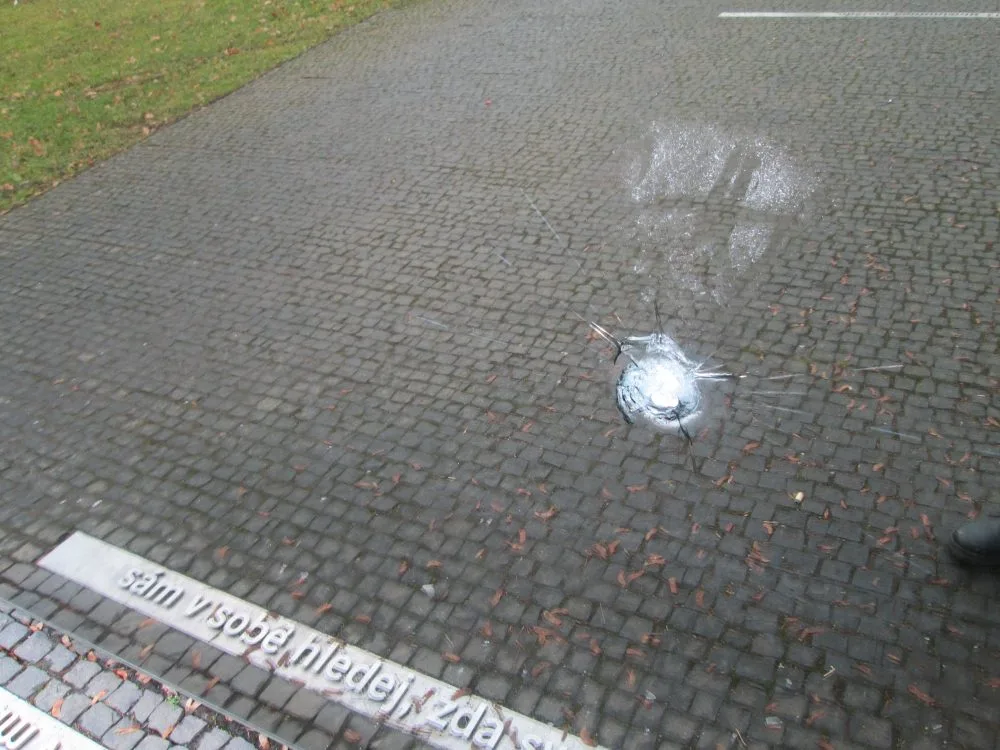 Na památníku kdosi způsobil nepřehlédnutelnou prasklinu. Foto: Policie ČR