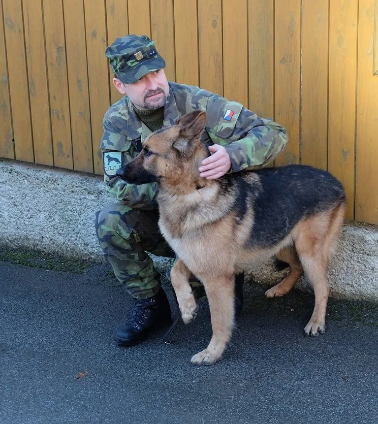 Athos i se svým psovodem Rostislavem Bartončíkem. Foto: Jiří Langer