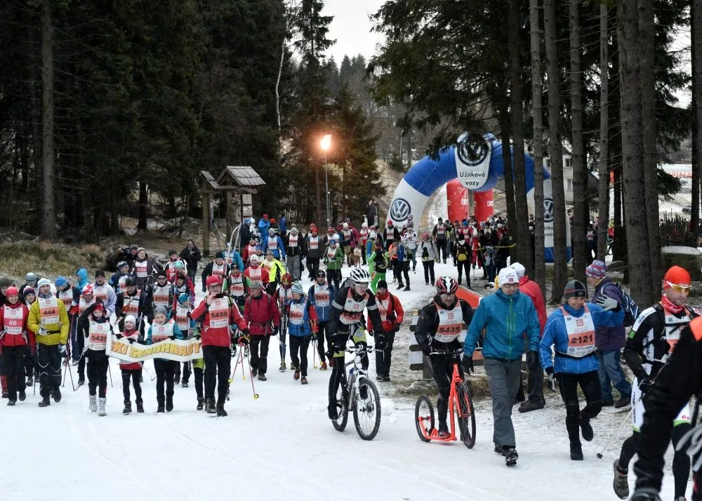 Příznivci Jizerské 50 uctili památku horolezců a prošli si trať