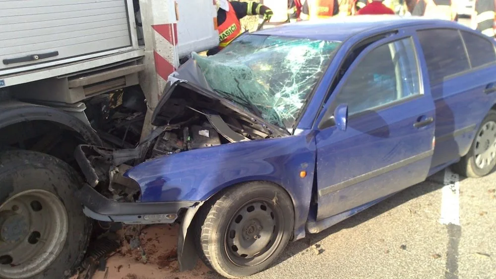 Řidič s osobním vozem Škoda Octavia čelně narazil do plošiny energetického podniku. Foto: HZSLK
