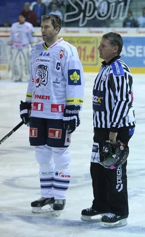 Petr Nedvěd při minutě ticha na počest Karla Guta. Foto: hcbilitygri.cz