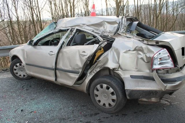 Řidič narazil svou Octavií do traktoru a svodidel. Foto: Policie ČR