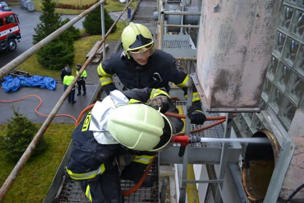 Požár zachvátil deset metrů potrubí. Foto: HZSLK