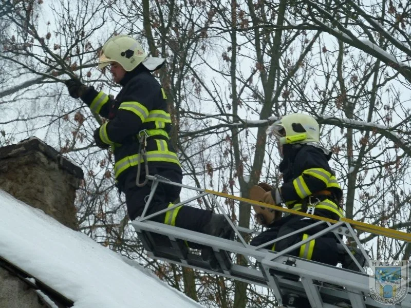Saze hořící v komíně zaměstnaly dvě jednotky hasičů. Foto: Hasiči Hrádek nad Nisou